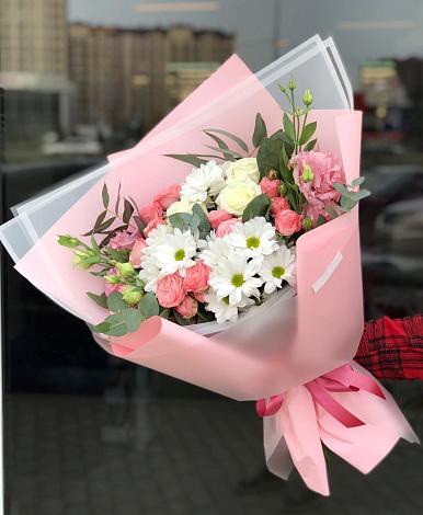 Букет цветов из: Розы, Лизиантусы и Хризантемы в Саперное